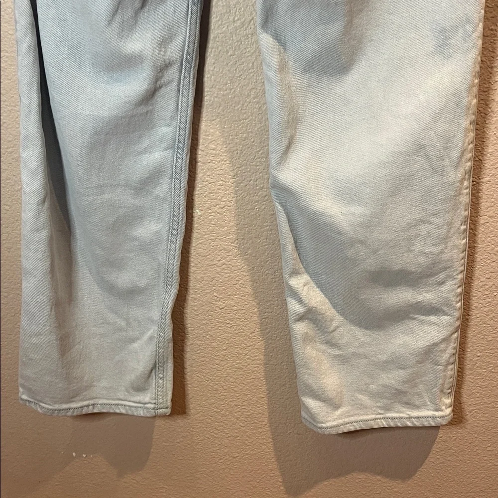 Hollister Women’s Ultra High Rise Dad Jean relaxed fit Size 25 Light Wash
